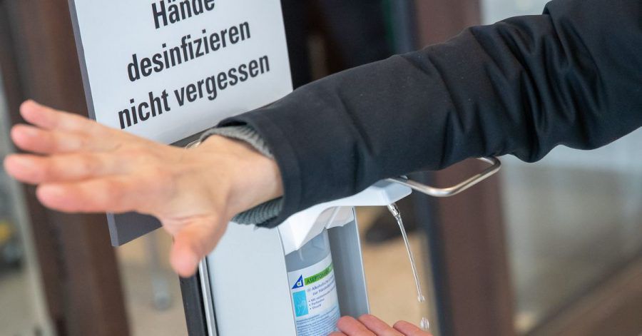 Spender mit Desinfektionsmittel befinden sich häufig auf Augenhöhe kleiner Kinder.