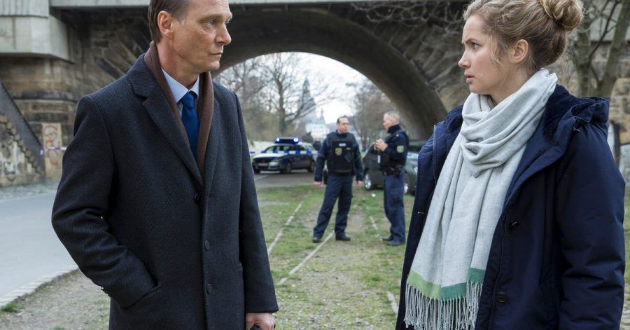 Peter Michael Schnabel (Martin Brambach) und Leo Winkler (Cornelia Gröschel) am Tatort an den Elbbrücken.