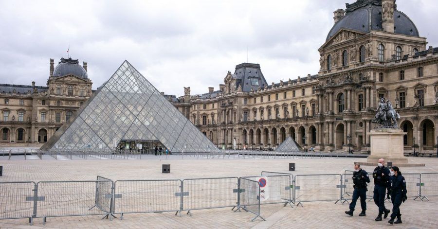 Der Louvre ist geschlossen, der Platz davor ist leer. Nur drei Polizisten gehen an einer Absperrung entlang.