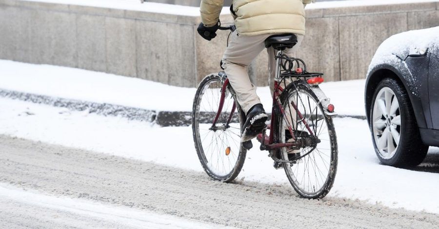 Ganz vorsichtig: Sind Radwege nicht geräumt, dürfen Radfahrer in der Regel auf die Straße ausweichen.