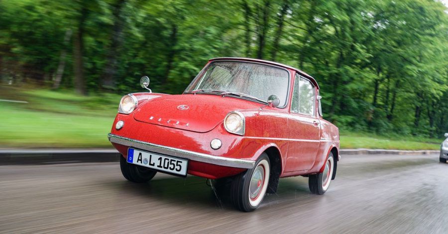 Auto-Floh: Der Mazda R360 ist nicht nur nach heutigen Maßstäben ein sehr kleines Auto.