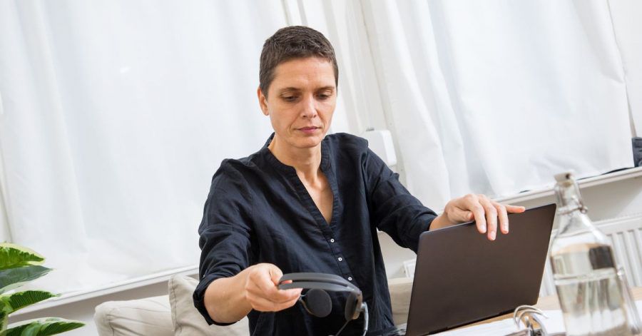 Leistung zeigen: Die Arbeit im Homeoffice kann Beschäftigte unter Druck setzen, sich ständig beweisen zu müssen.