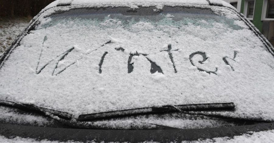Damit sich im Winter keine Feuchtigkeit im Auto sammelt, sollte man vor dem Einsteigen den Schnee von Schuhen und Kleidung klopfen.