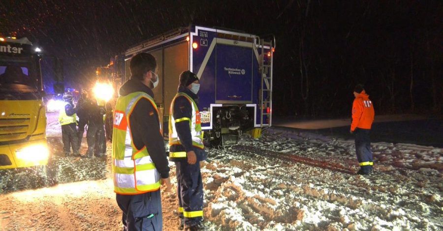Mitarbeiter des Technischen Hilfswerks helfen aus - Hunderte verbrachten die ganze Nacht auf der Autobahn.