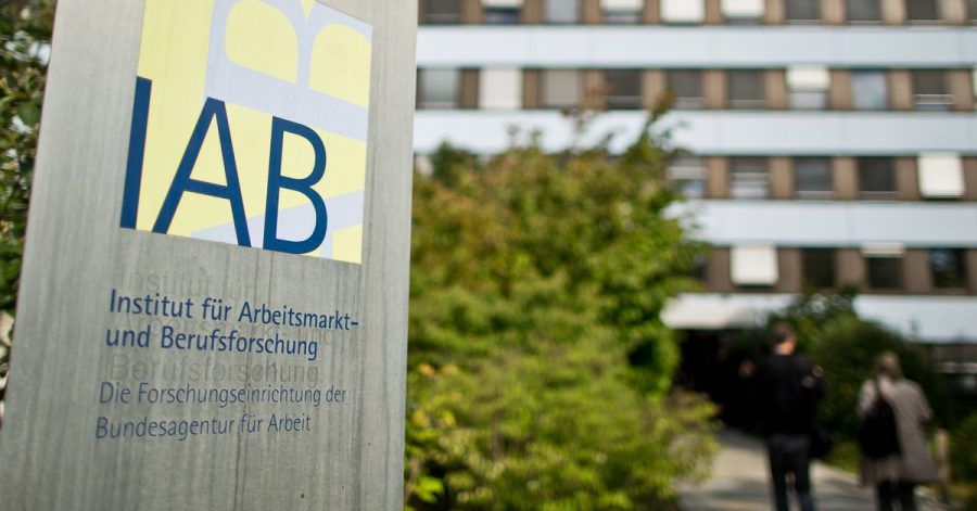 Das Nürnberger Instituts für Arbeitsmarkt- und Berufsforschung veröffentlichte Zahlen zur zweiten Corona-Welle: Auf dem Arbeitsmarkt verursachten die Pandemie bisher 59 Millionen Tage Arbeitsausfall.