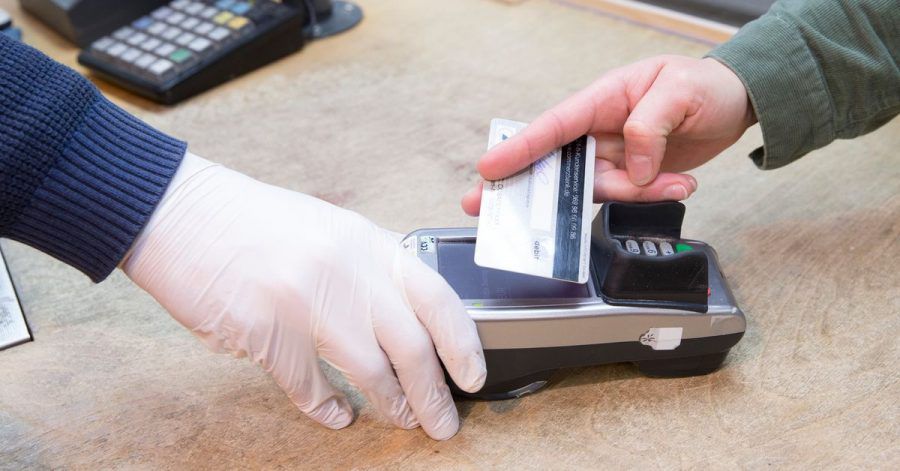 Für das kontaktlose Bezahlen gab es im Corona-Jahr einen besonders kräftigen Schub. Jeder zweite Bezahlvorgang wurde mit der Girocard auf diesem Wege erledigt.