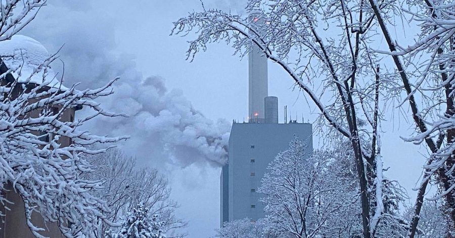 Rauchwolken stehen nach einem Brand über einem Kraftwerk des Versorgers Uniper in Nürnberg.