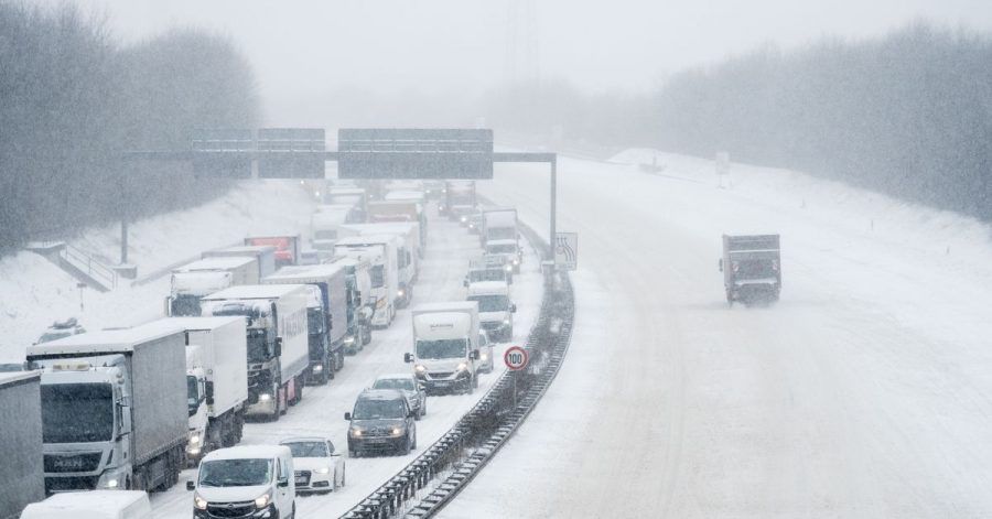 Nichts geht mehr - wenn es sich im Winter auf der Autobahn staut, sind Geduld, genügend Kraftstoff und zusätzliche warme Kleidung im Fahrzeug hilfreich.