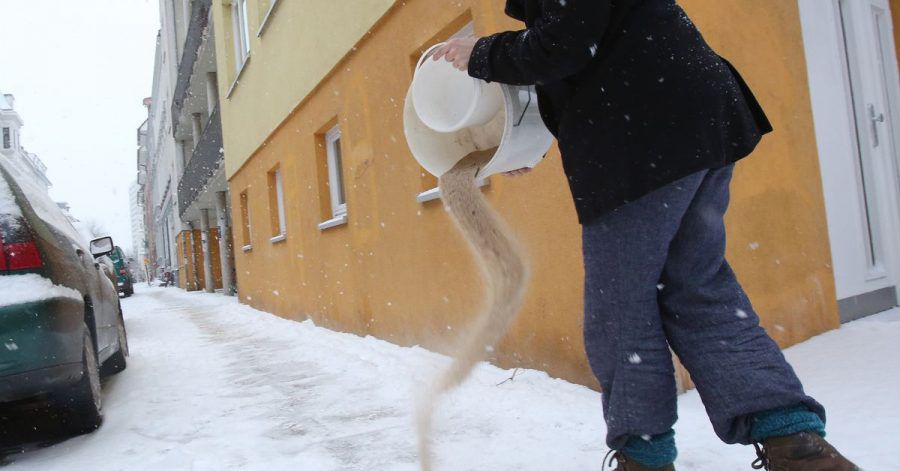Wer streut, sollte salzfreie Mittel verwenden - zum Beispiel aus Sand oder Kalkstein.