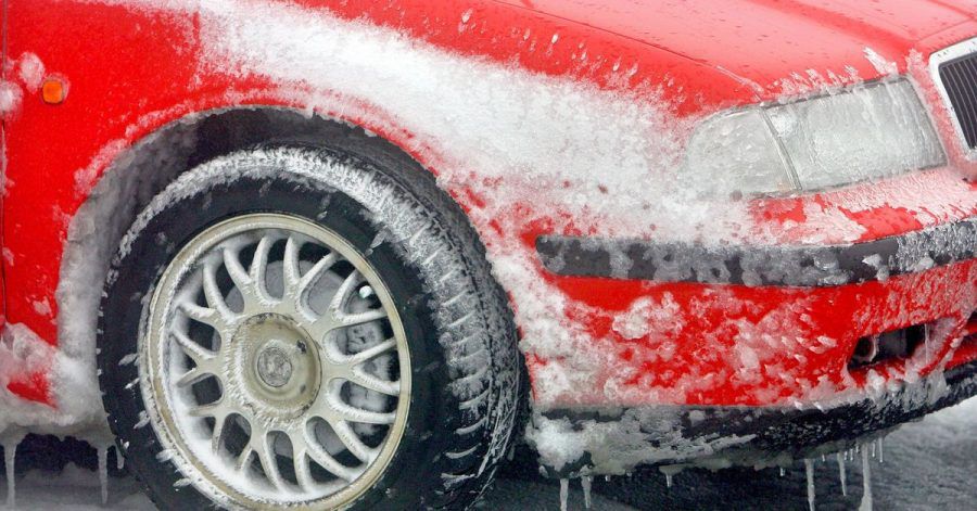 Eishöhle im Radkasten: Autofahrer sollten Schneemassen dort besser rasch entfernen.