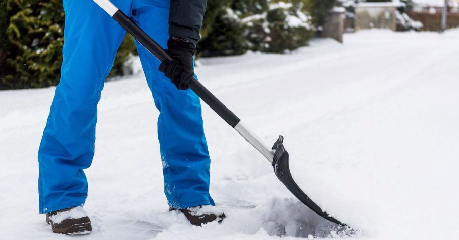 So sollte das Schneeschippen idealerweise ablaufen: Warme Kleidung und feste Schuhe - und der Schnee wird nach vorne geschoben und nicht angehoben.