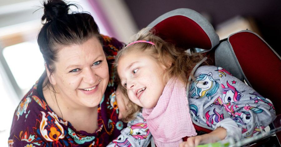 Mutter Katharina Kuhlemann und ihre Tochter Emma.