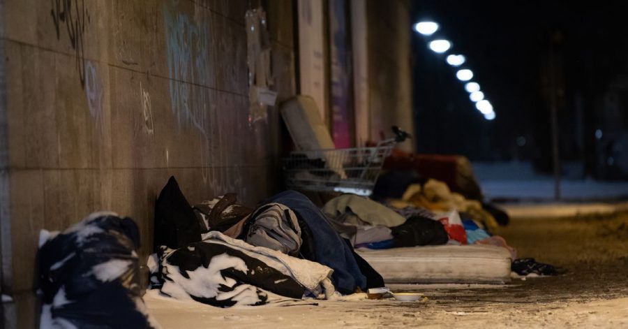 Obdachlose haben bei eisigen Temperaturen und Schnee unter einer Brücke am Bahnhof Zoo in Berlin ihr Lager errichtet und schlafen.