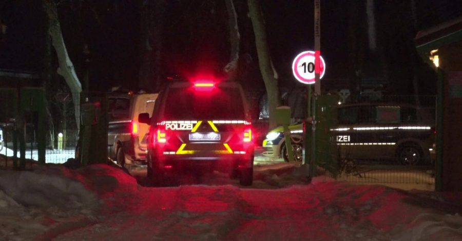 Polizeiwagen kommen in der Nacht an dem Ort in in Brandenburg an der Havel an, an dem ein neugeborenes Baby im Freien ausgesetzt wurde.