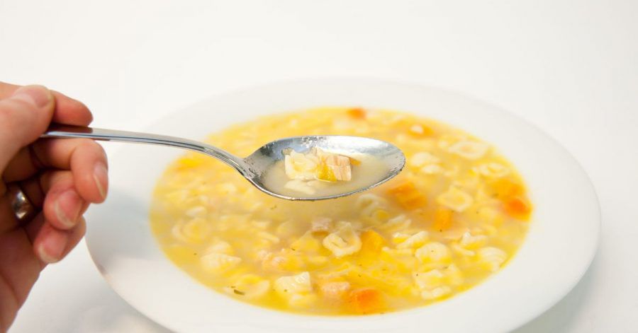 Eine Hühnersuppe ist besonders in Erkältungszeiten erholsam und wirkt stärkend auf unser Immunsystem aus.