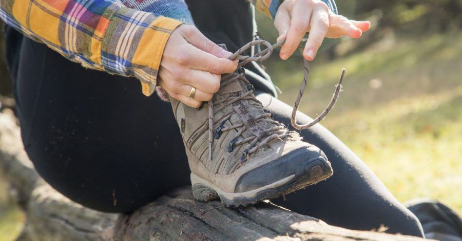 Wanderschuhe schützen die Füße und geben Halt auf unebenen Wegen.