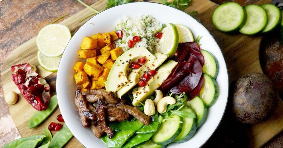Alle Zutaten werden in der Buddha Bowl kunstvoll in Abteilen angerichtet.