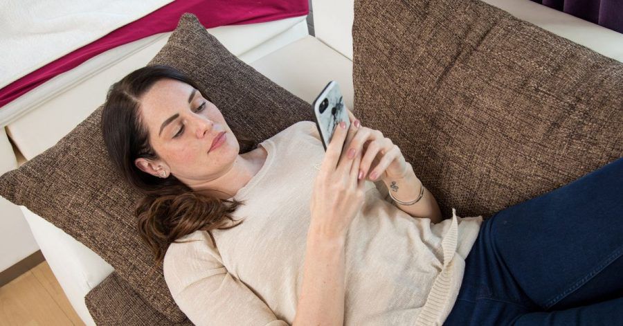 Da passieren einfach so viele spannende Dinge auf dem Smartphone-Display. Wer Hilfe beim Abschalten braucht, bekommt sie in den Einstellungen von iOS und Android.