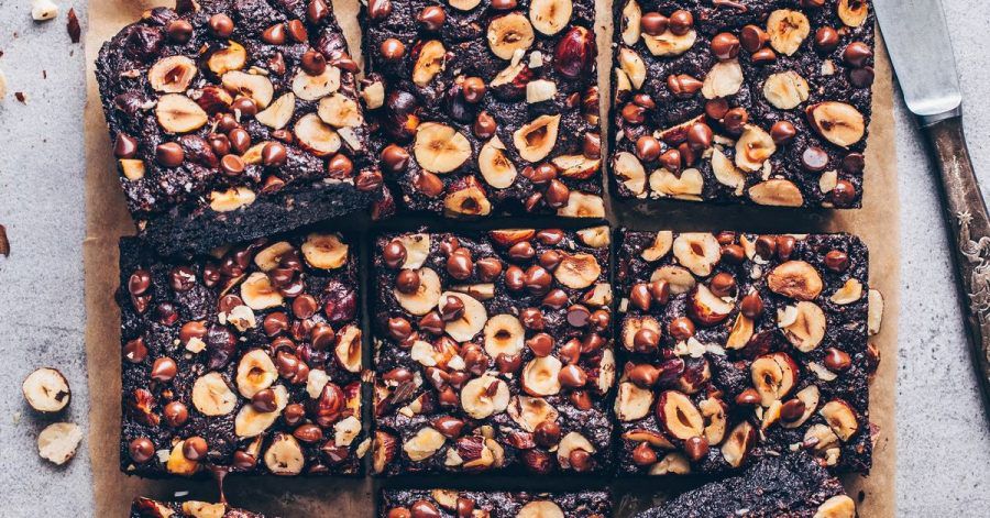 Kommen die Haselnuss-Brownies frisch aus dem Ofen, sollte man sie richtig auskühlen lassen. Dann werden sie kompakter.