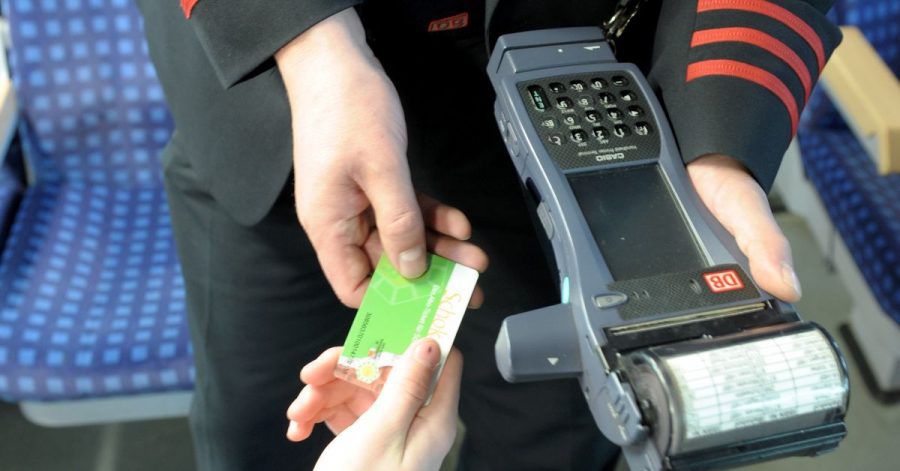 Die Deutsche Bahn will den Ticketverkauf im Zug beenden. Wer spontan einsteigt, muss künftig online nachlösen.