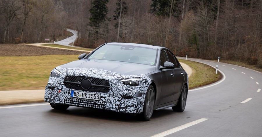 Ausfahrt mit Tarnung: Noch will Mercedes die letzten Details zur Optik der neuen C-Klasse nicht verraten.