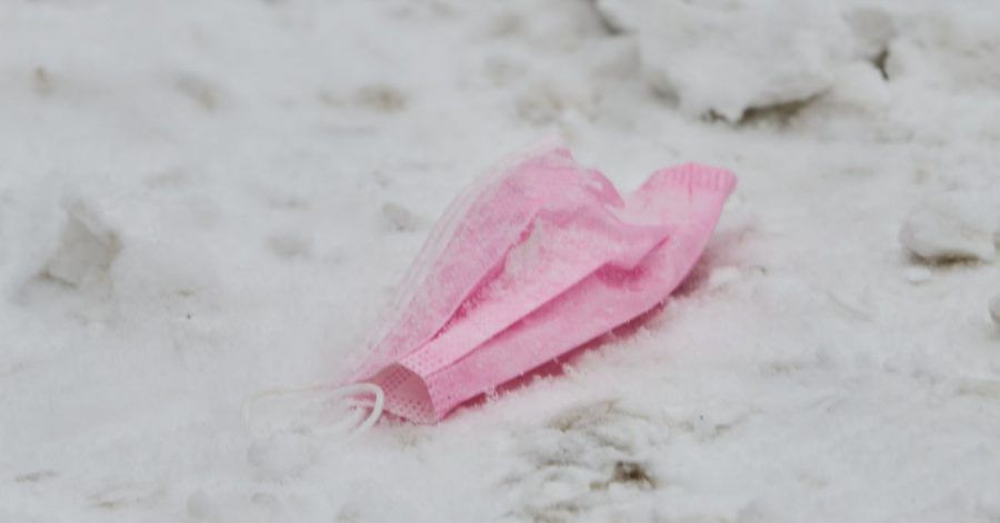 Masken sollen helfen, die Neuinfektionen zu verringern. Hier liegt ein Modell im Schnee.