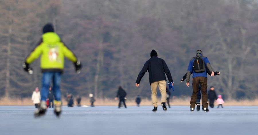 Schlittschuhläufer auf dem Heiligen See in Potsdam - das Eis muss für dieses Wintervergnügen immer dick genug sein.