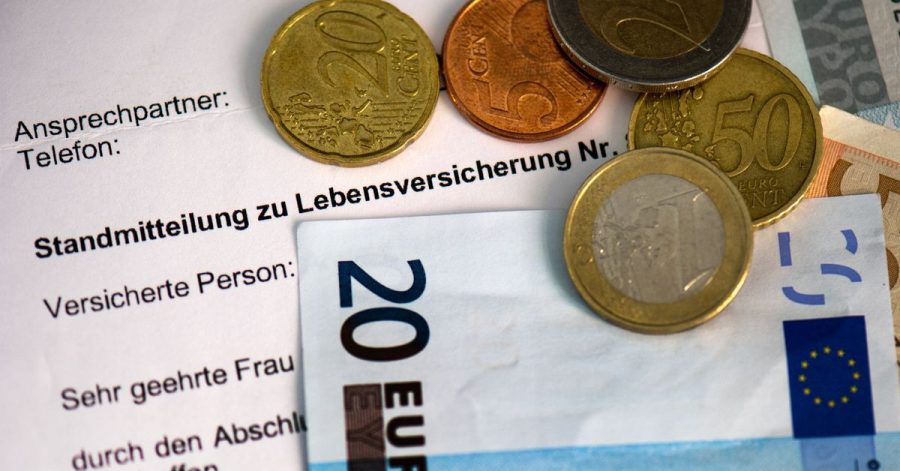 Nur noch gut ein Dutzend Unternehmen in Deutschland bieten klassische private Rentenversicherungsverträge mit einem lebenslangen Garantiezins von 0,90 Prozent im Neugeschäft an.