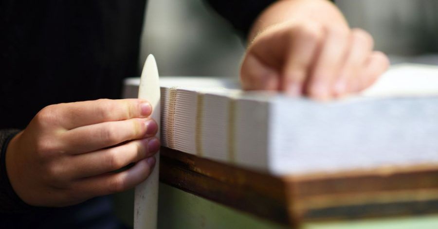 Bücher zu binden ist eine Fertigkeit, die Urlauber in Leipzig in Kursen erlernen können.