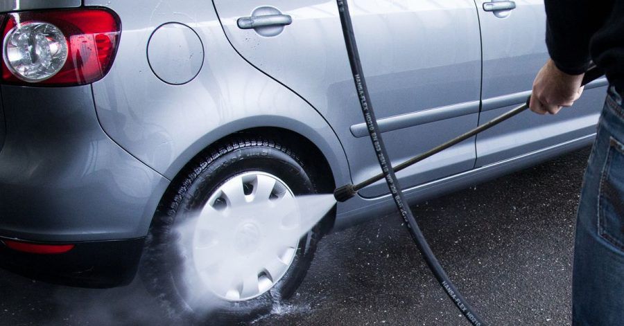 Vorsicht an den Reifen: Vor der Fahrt in die Waschanlage einen Hochdruckreiniger zu nutzen, ist sinnvoll - Autofahrer sollten aber auf genug Abstand achten und einzelne Stellen nicht zu lange reinigen.