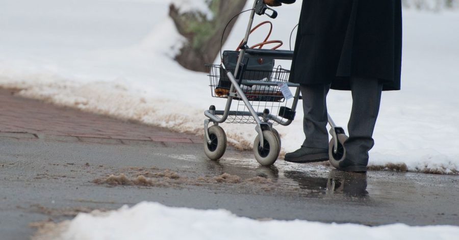 Kleine Räder ohne Profil machen das Fortkommen mit einem Rollator bei winterlichen Verhältnissen nicht leichter.