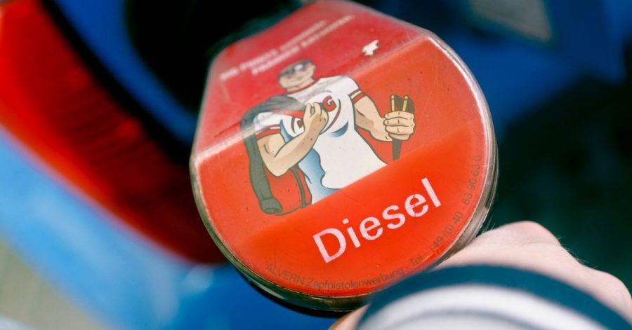 An den Tankstellen gibt es derzeit speziellen Winterdiesel zu zapfen - fällt das Thermometer auf weniger als 22 Grad minus, stößt aber auch der an Grenzen.