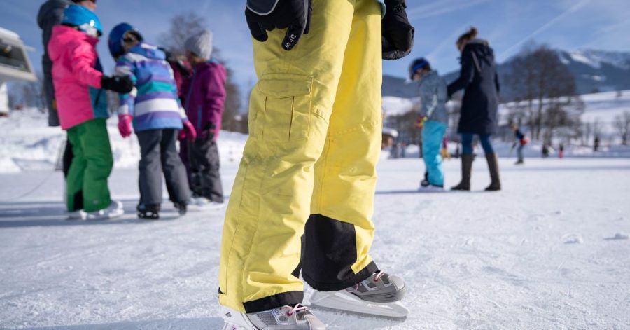 Dicke Handschuhe halten beim Eislaufen die Hände nicht nur warm, sondern schützen sie auch vor Verletzungen bei Stürzen.