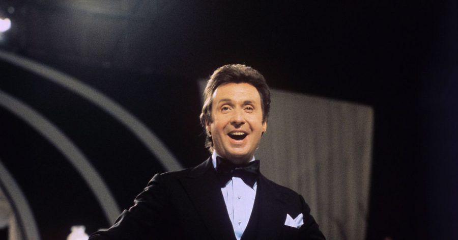 Der Schauspieler, Entertainer und Sänger Peter Alexander bei einer Fernseh-Gala 1975.