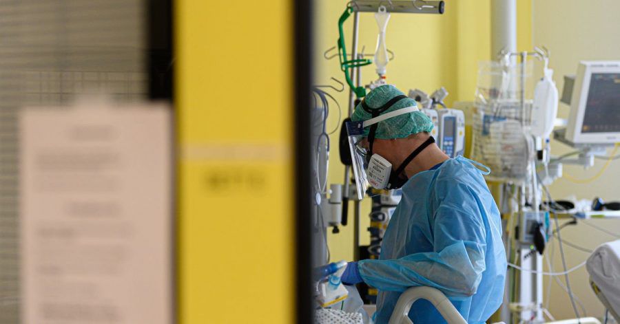 Ein Intensivpfleger versorgt auf der Covid-19 Intensivstation (ITS) im Städtischen Klinikum Dresden einen Corona-Patienten.