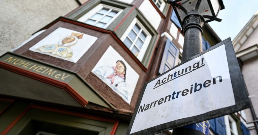 Ein Schild in Mühlheim an der Donau warnt: ««Achtung! Narrentreiben». Coronabedingt wird dieses Jahr aber mit Abstand und online gefeiert.