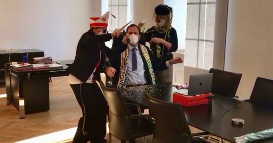 Zwei verkleidete Mitarbeiterinnen stürmen eine Live-Schalte des Düsseldorfer Oberbürgermeisters Stephan Keller (CDU) an Weiberfastnacht.