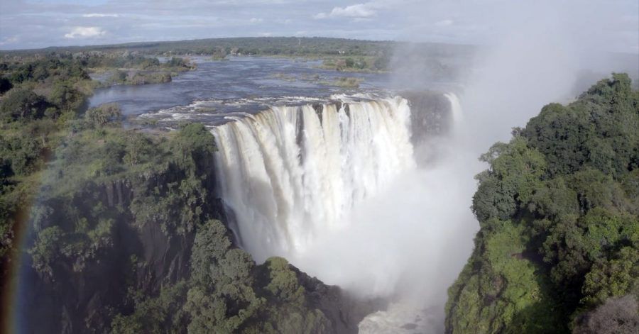 Viel Wasser fließt durch die Victoriafälle. Die angeblich ausgetrockneten Victoria-Wasserfälle werden von Wasser überströmt, doch der Tourismus bleibt wegen der Pandemie aus.