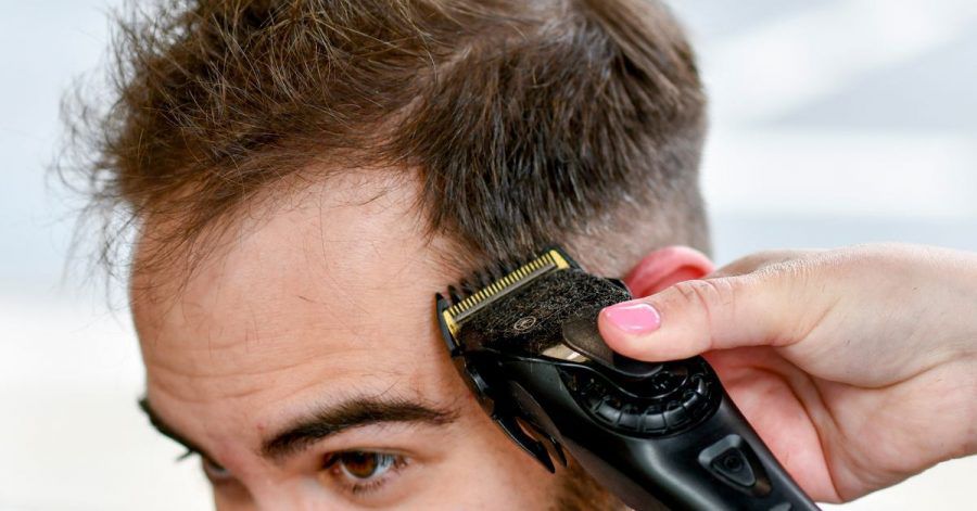 Lieber den Profi machen lassen: Weder mit der Haarschneidemaschine noch der Schere sollte jetzt noch selber an den Haaren experimentiert werden.