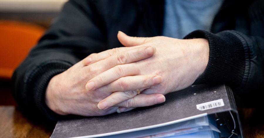 Ein wegen Mordes angeklagter Mann soll seine Ehefrau nach 17 gemeinsamen Jahren und nach der Trennung mit einem Kopfschuss getötet haben.