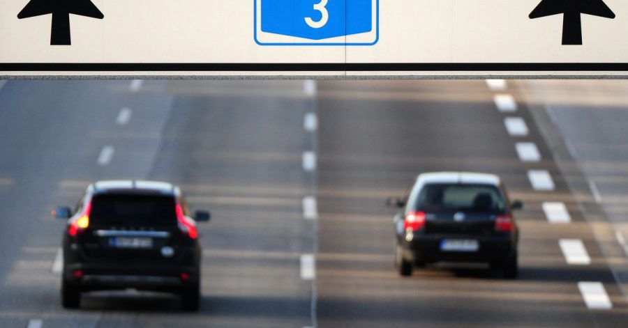 Wird der Spurwechsel auf der Autobahn nicht sorgfältig durchgeführt, haftet nicht zwangsläufig der auffahrende Hintermann.