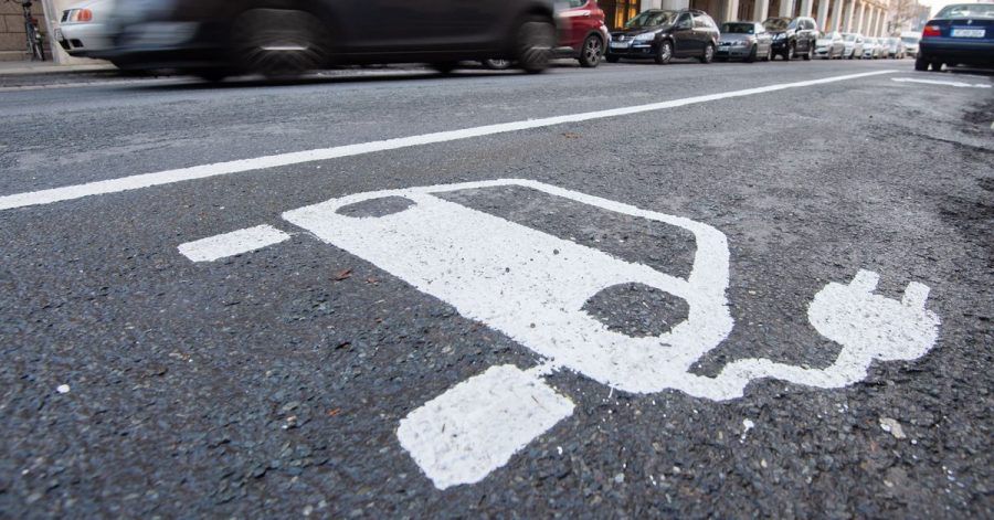 E wie Extras: Spezielle Park- Ladeflächen werden vielerorts für E-Autos ausgewiesen.