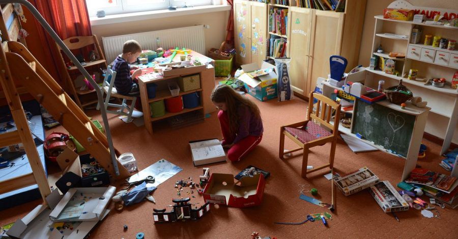 Ans Aufräumen machen sich die Kinder meist nicht von allein. Eltern müssen hierzu den Anstoß geben und manchmal auch mit anpacken.