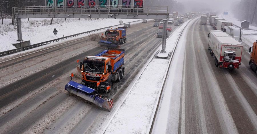 Fahrzeuge des Winterdienstes räumen auf der Autobahn 8 den Neuschnee weg.