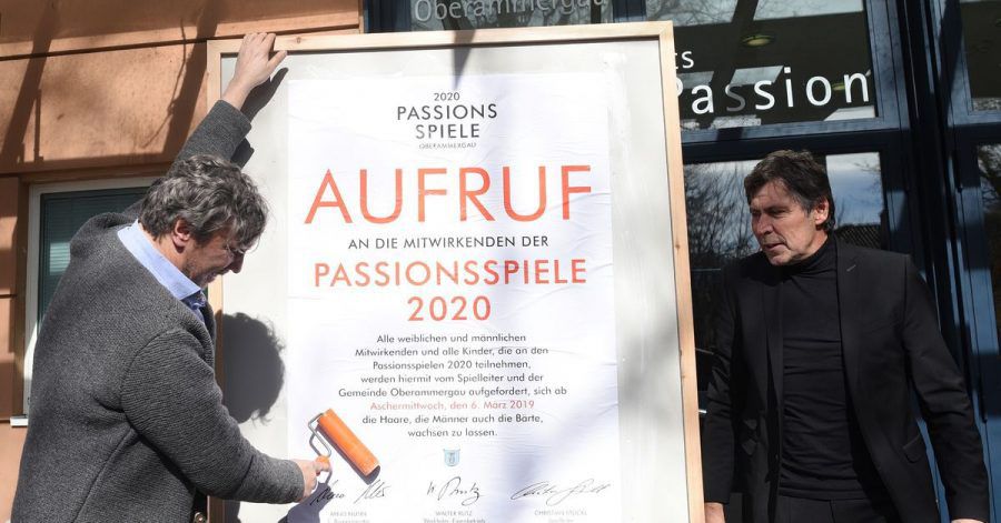 Spielleiter Christian Stückl (l) und der damalige Bürgermeister von Oberammergau, Arno Nunn (parteilos) machten 2019 den Aufruf zum «Haar- und Barterlass» öffentlich.