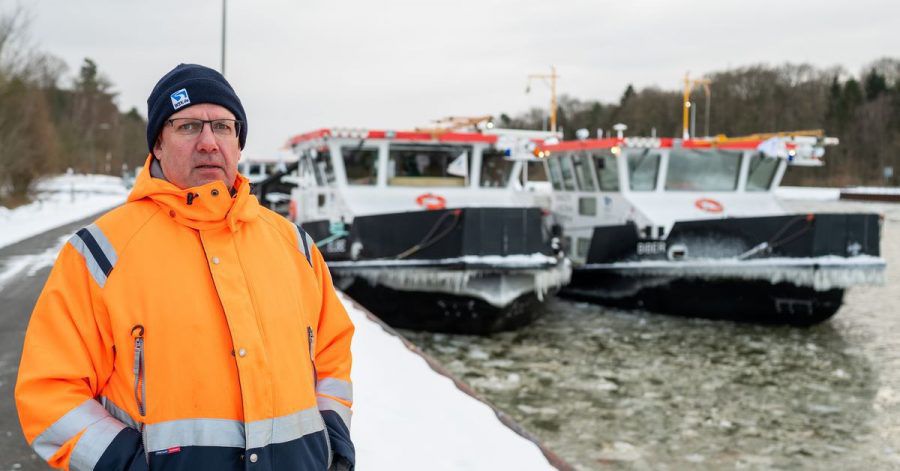 Andreas Schultz, Schiffsführer vom Eisbrecher „Elbe“, steht vor den beiden Eisbrechern „Elbe“ und „Biber“ in Scharnebeck.