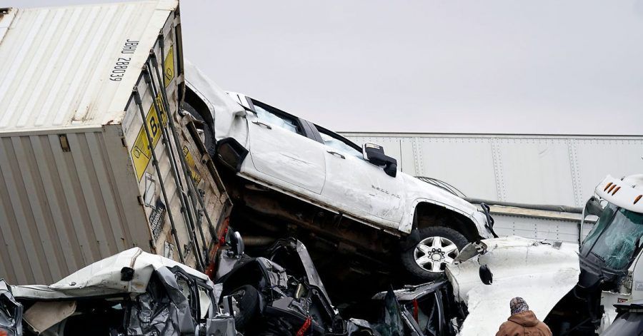Fahrzeuge stapeln sich nach einem Unfall auf der Interstate 35 in der Nähe von Fort Worth im Bundesstaat Texas.