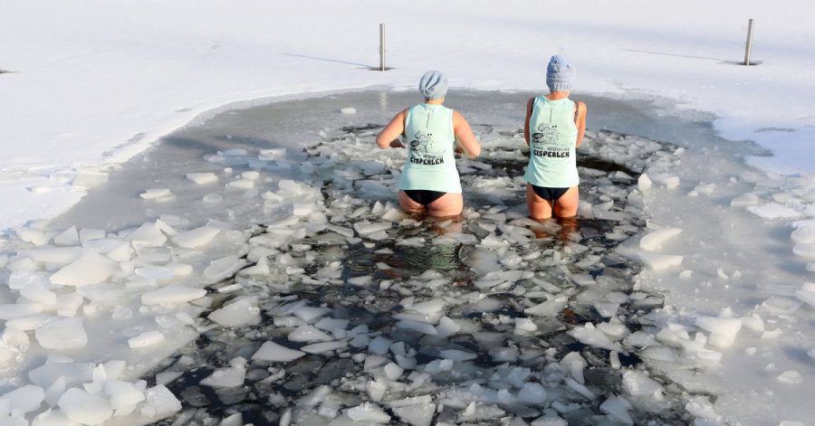 Seit sechs Jahren treffen sich die Frauen und Männer von den Hasselfelder Eisperlen wöchentlich zum Eisbaden. Anfänger müssen langsam mit der Gewöhnung an das eiskalte Wasser beginnen.