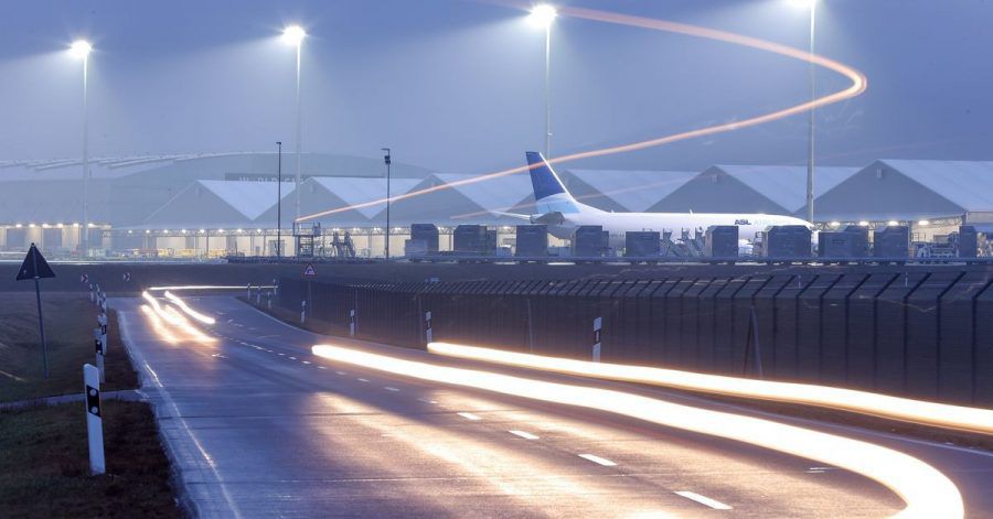 Flughafenbetreiber und Fluggesellschaften wollen bis 2050 klimaneutral werden - mit Einsparungen durch technologische Verbesserungen bei Flugzeugen und umweltfreundlichere Treibstoffe. Für Umweltschützer ist das ein Mogelpackung.