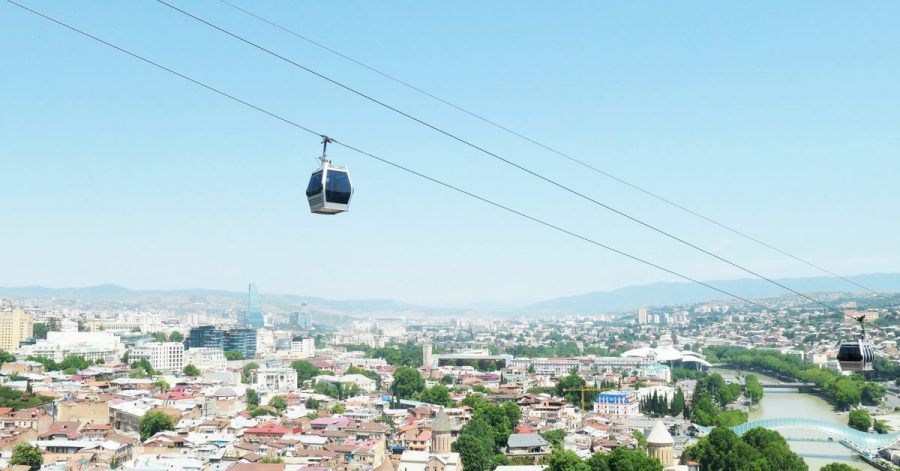 Seilbahn über Tiflis: Georgien lässt gegen das Coronavirus geimpfte Reisende ohne weitere Einschränkungen ins Land.